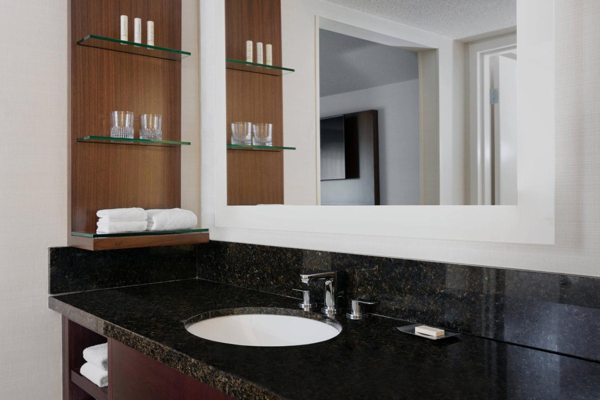 Delta Hotels By Marriott Берлингтон Экстерьер фото